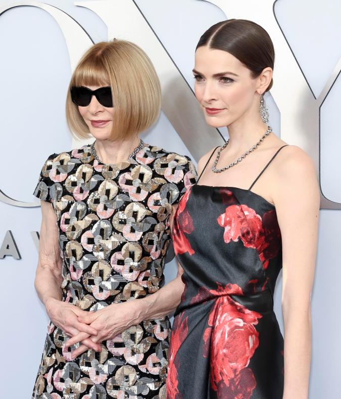 Anna Wintour y Bee Carrozzini en la alfombra de los Premios Tony 2024.