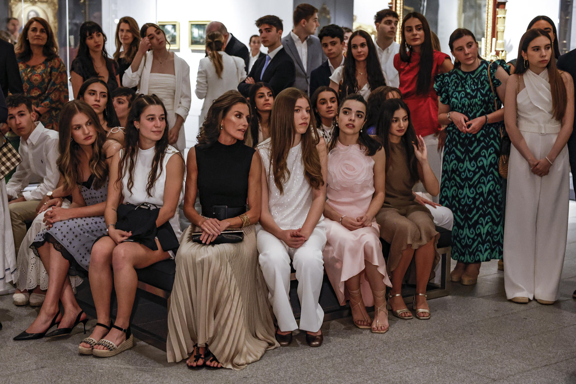 La reina Letizia, y sus hijas, la princesa Leonor y la Infanta Sofía, realizan una visita con jóvenes a la Galería de las Colecciones Reales.