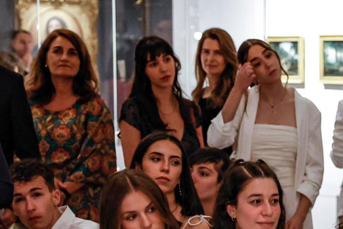 La reina Letizia, y sus hijas, la princesa Leonor y la Infanta Sofía, realizan una visita con jóvenes a la Galería de las Colecciones Reales.