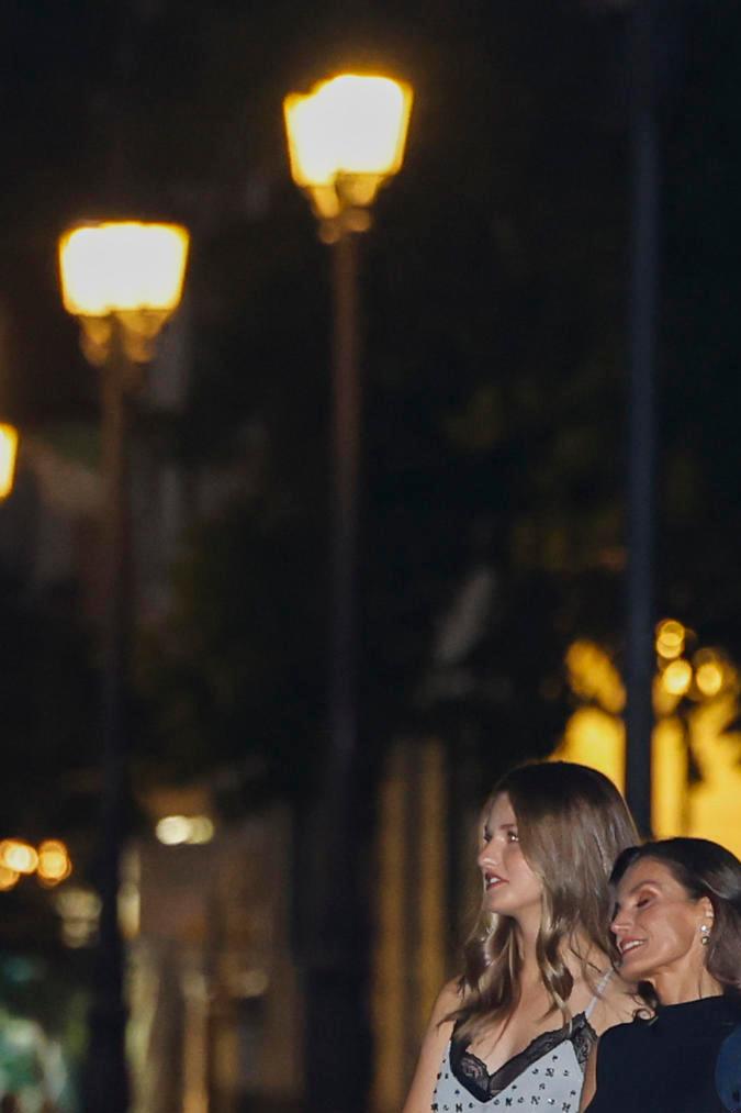 La reina Letizia destaca en las calles de Madrid con una elegante falda con pliegues.