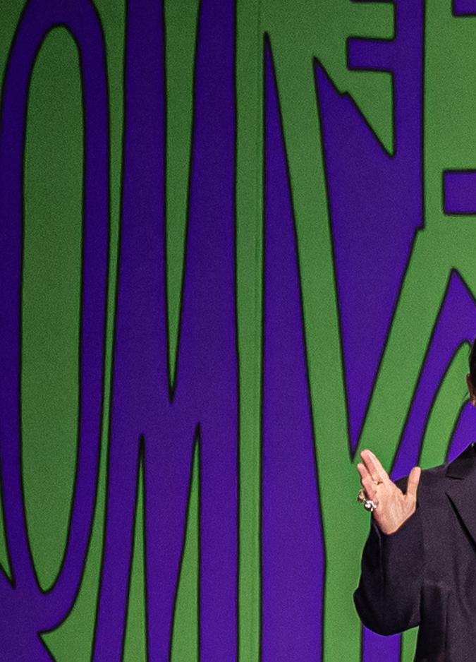 Maria Grazia Chiuri saluda a sus invitados en el desfile de Dior.