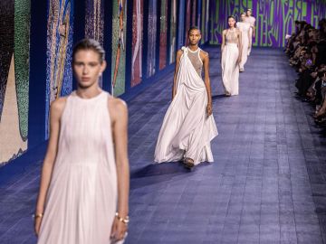 Maria Grazia Chiuri presenta su colección de Dior en la Semana de la Moda de la Alta Costura.