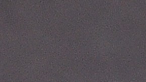 Hailey Bieber luce sus meses de embarazo con trajes en tonos beige.