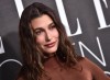 Hailey Bieber luce sus meses de embarazo con trajes en tonos beige.
