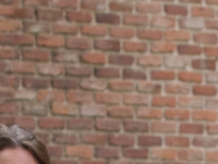 La reina Letizia luce la falda con pliegues ideal para la temporada de verano.