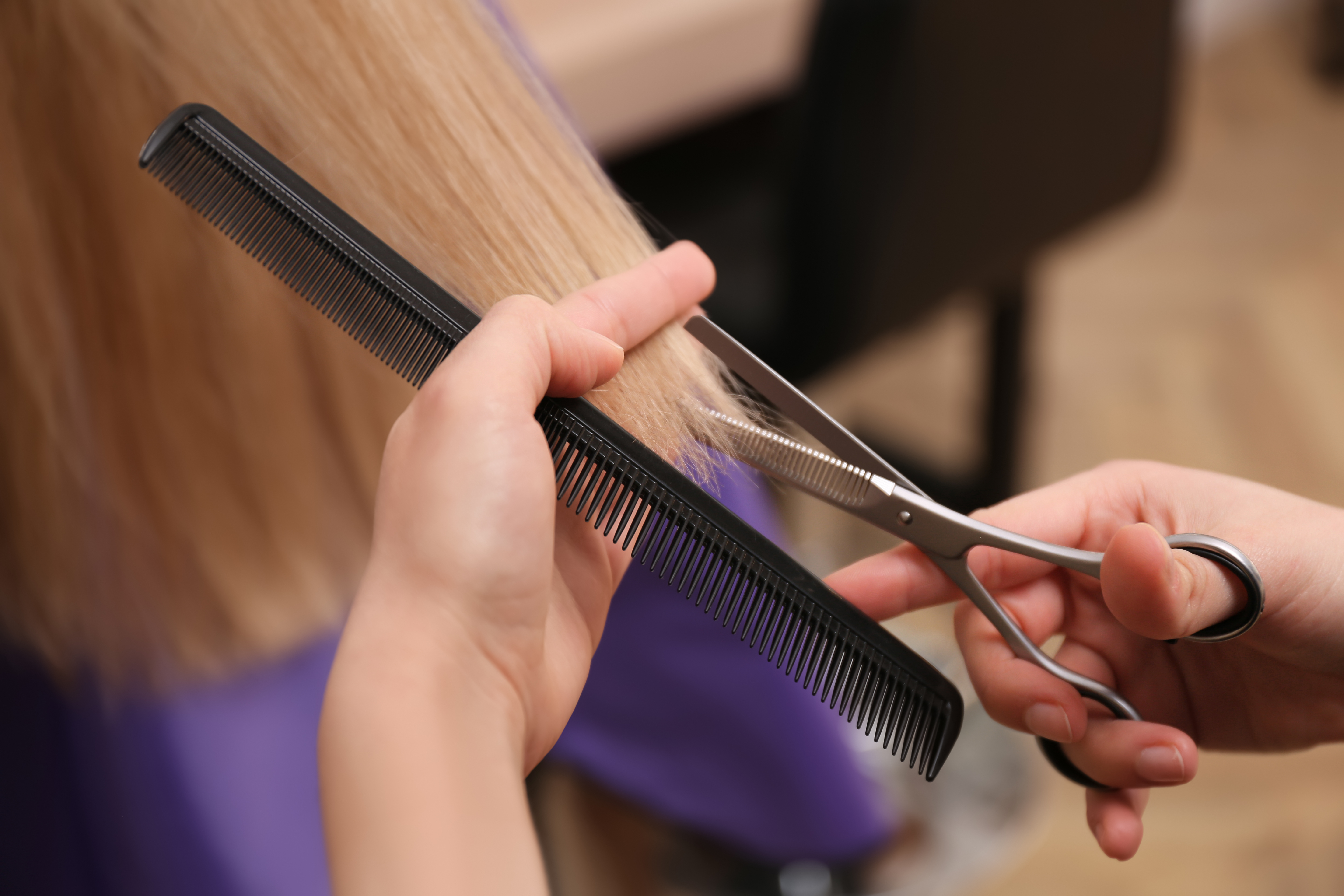 Corta tu cabello en cuarto creciente para estimular su crecimiento.