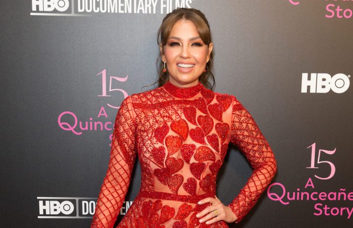 Thalía reveló cuáles son los productos que suele llevar en su bolso.