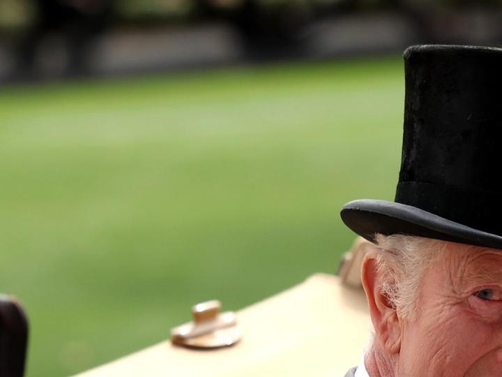 Los reyes del Reino Unido destaca con sus atuendos en The Royal Ascot.