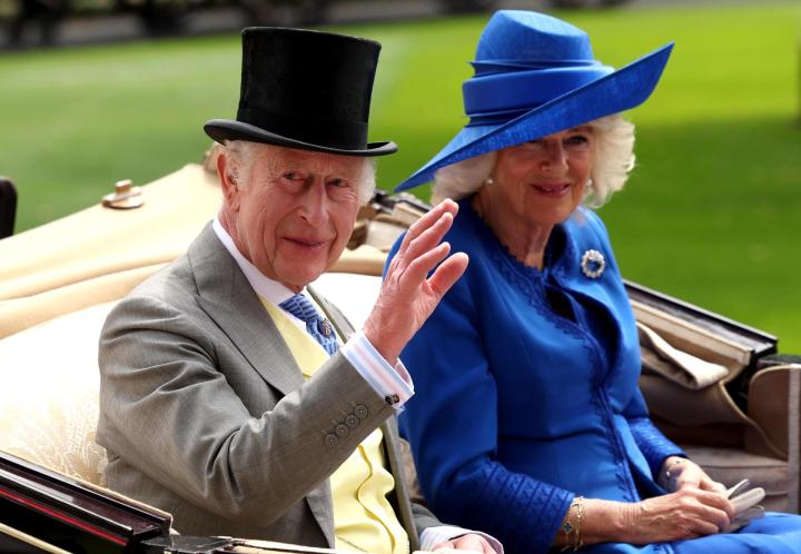 Los reyes del Reino Unido destaca con sus atuendos en The Royal Ascot.