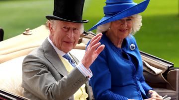 Los reyes del Reino Unido destaca con sus atuendos en The Royal Ascot.