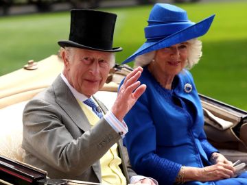 Los reyes del Reino Unido destaca con sus atuendos en The Royal Ascot.