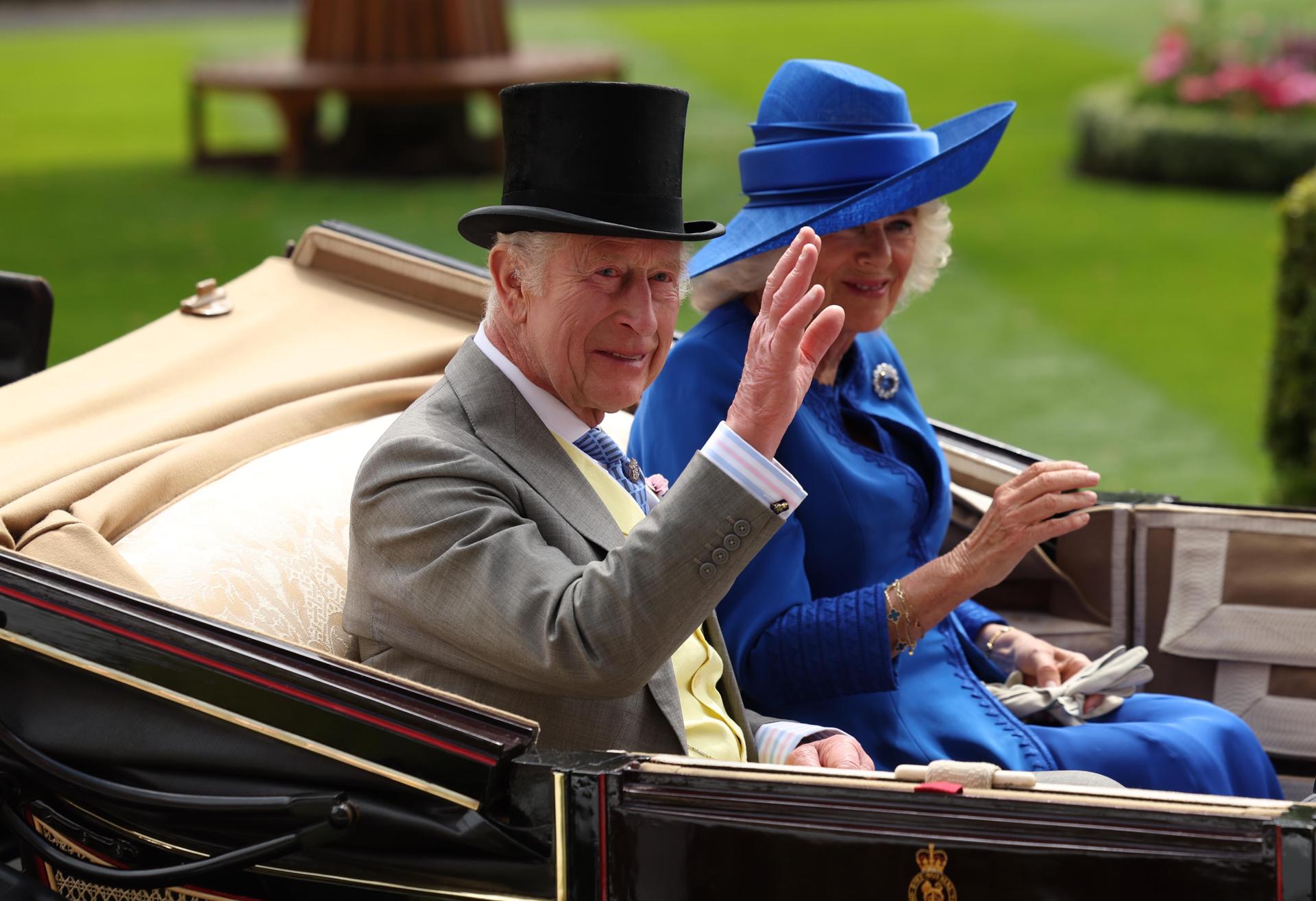 Los reyes del Reino Unido combinan sus looks con el color azul.
