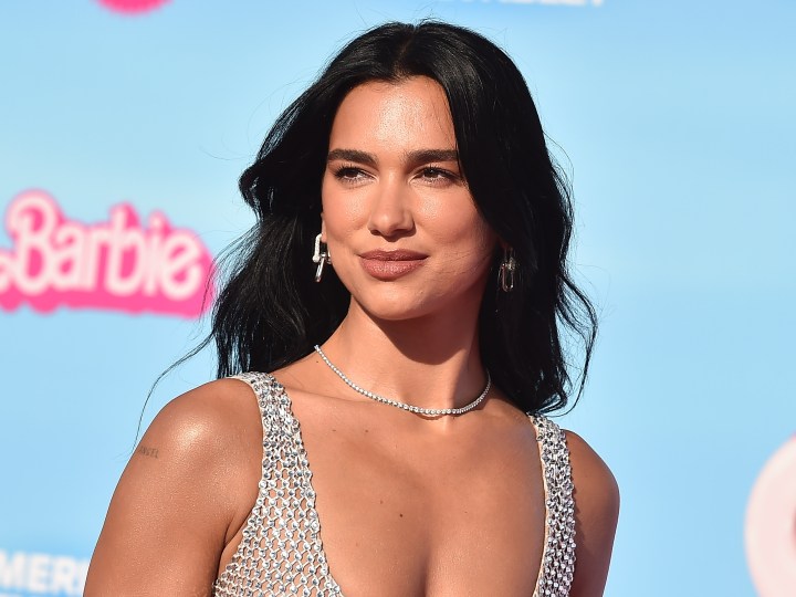 Dua Lipa luce uno de los mejores looks del desfile de Jacquemus.