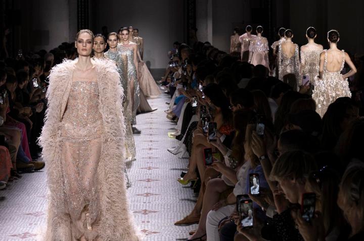 Elie Saab presenta su nueva colección en la Semana de la Moda en París.