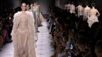 Elie Saab presenta su nueva colección en la Semana de la Moda en París.