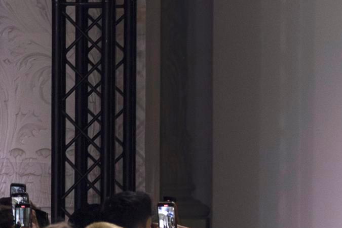 El diseñador Elie Saab saluda a sus invitados en su desfile para la Semana de la Moda.