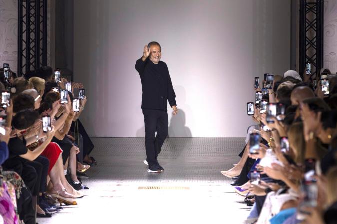 El diseñador Elie Saab saluda a sus invitados en su desfile para la Semana de la Moda.