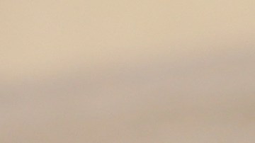 Crea un look arriesgado para el verano con la falda de encaje.