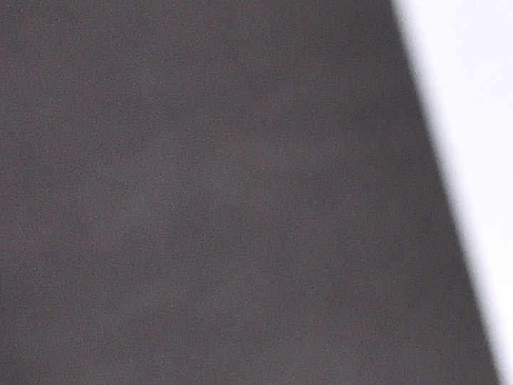 Hailey Bieber presenta un nuevo producto de maquillaje.