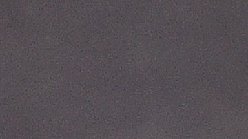 Hailey Bieber presenta un nuevo producto de maquillaje.