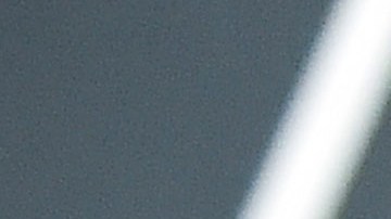 Jennifer López destaca en la Semana de la Moda con un look de Dior.