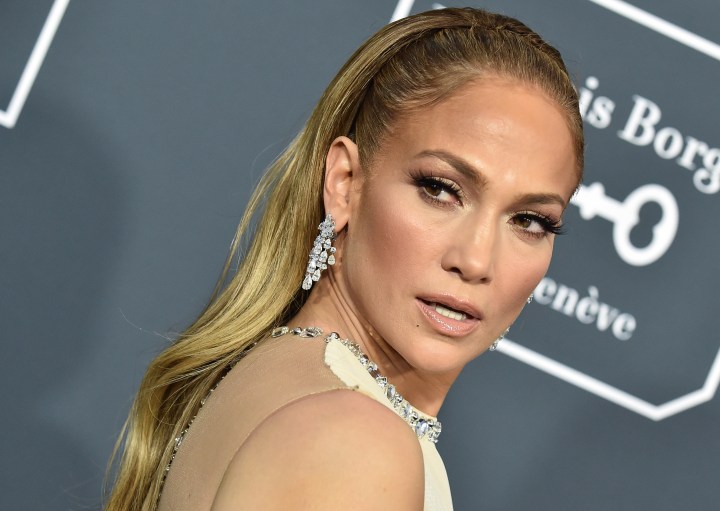 Jennifer López destaca en la Semana de la Moda con un look de Dior.