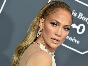 Jennifer López destaca en la Semana de la Moda con un look de Dior.