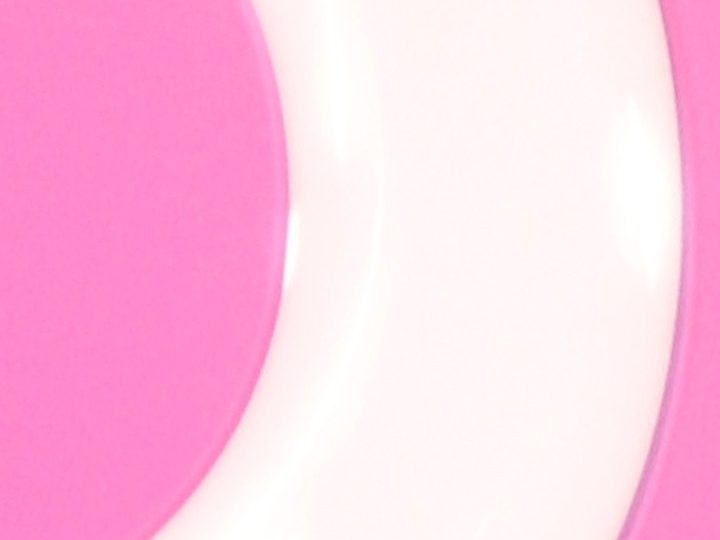 Karol G intenta ocultar su perfume favorito de sus fanáticos.