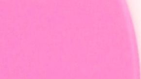 Karol G intenta ocultar su perfume favorito de sus fanáticos.