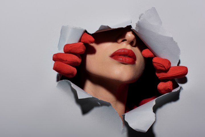 Usa los consejos adecuados para mantener el labial rojo durante todo el día.