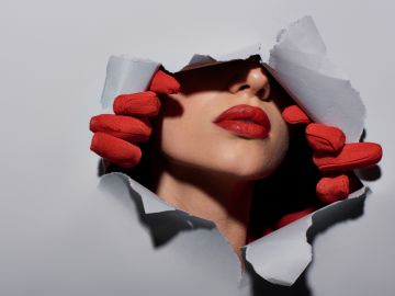 Usa los consejos adecuados para mantener el labial rojo durante todo el día.