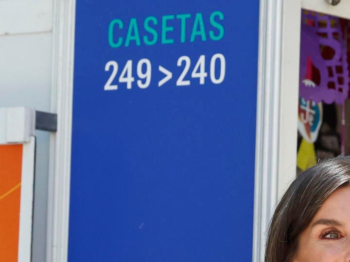 La reina Letizia asiste a la inauguración de la Feria del Libro en Madrid.