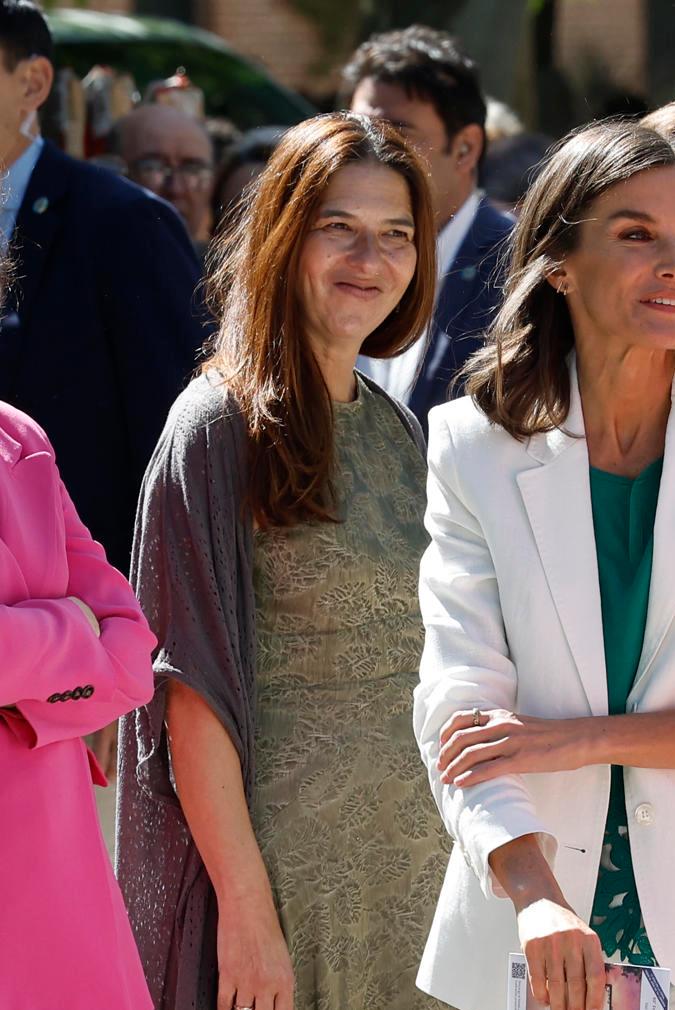 La reina Letizia regresa a sus looks con los zapatos de Vivobarefoot.