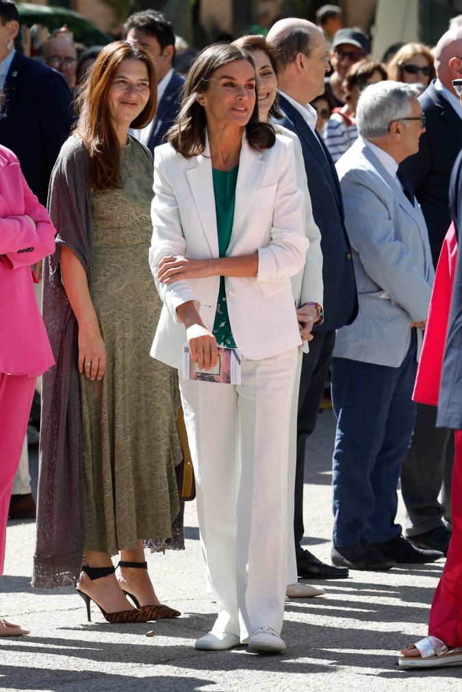 La reina Letizia regresa a sus looks con los zapatos de Vivobarefoot.