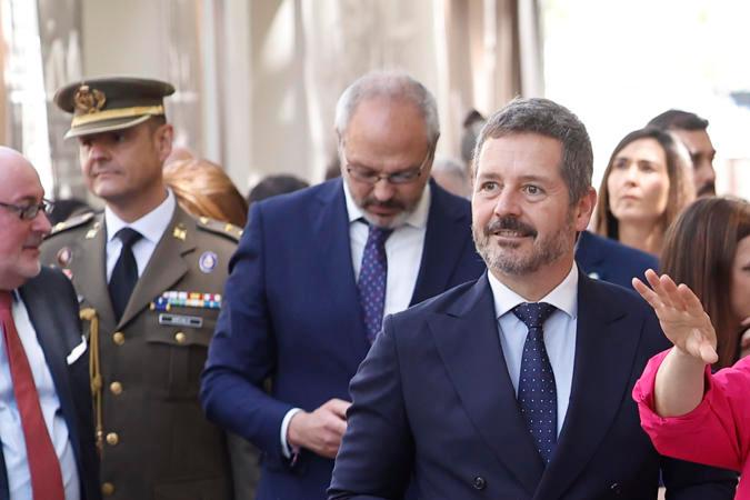 La reina Letizia, acompañada por la directora de la Feria del Libro de Madrid, en la inauguración de su 83 edición.