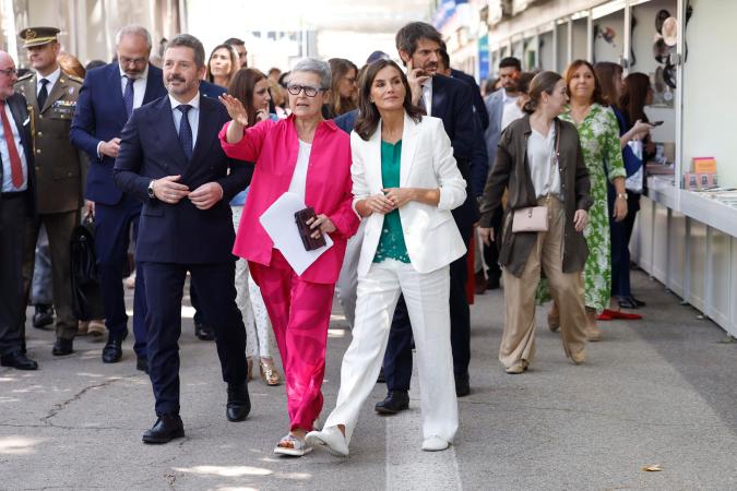 La reina Letizia, acompañada por la directora de la Feria del Libro de Madrid, en la inauguración de su 83 edición.