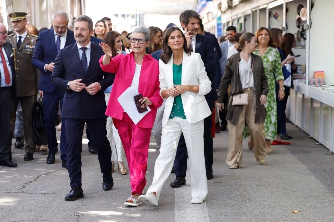 La reina Letizia, acompañada por la directora de la Feria del Libro de Madrid, en la inauguración de su 83 edición.