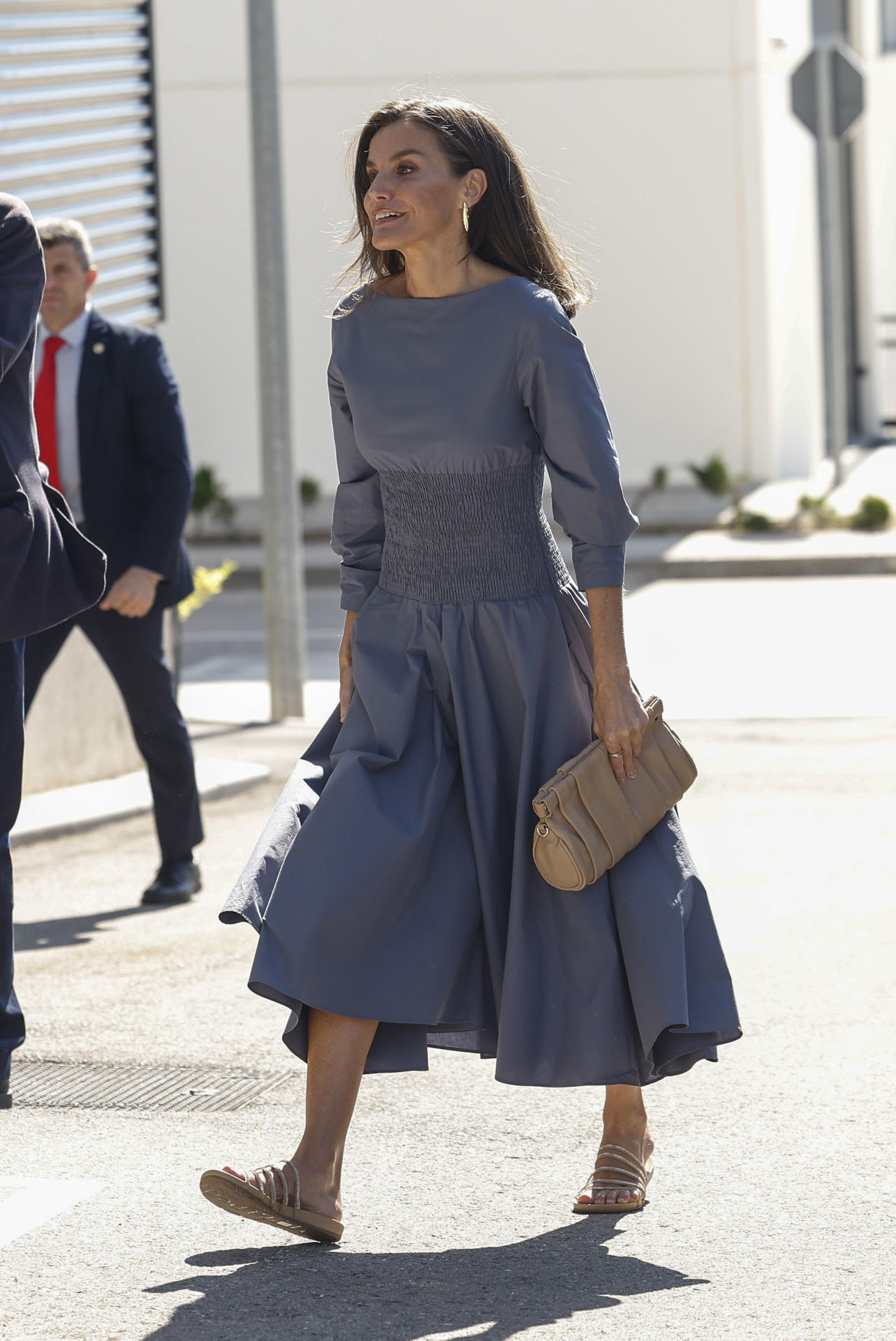 La reina Letizia luce un nuevo vestido en su llegada a la reunión del patronato de la Fundación FAD Juventud.