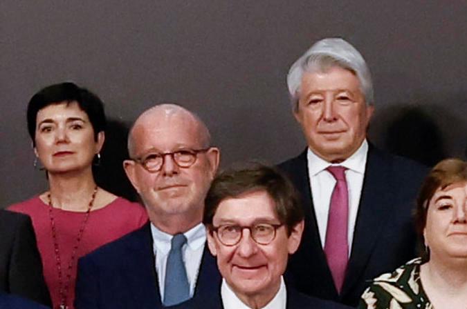 La reina Letizia posa para una foto en la reunión del patronato de la Fundación FAD Juventud.