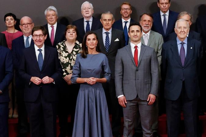 La reina Letizia posa para una foto en la reunión del patronato de la Fundación FAD Juventud.