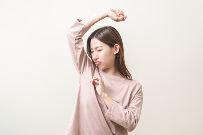 Usa los productos adecuados para evitar el mal olor en las axilas.