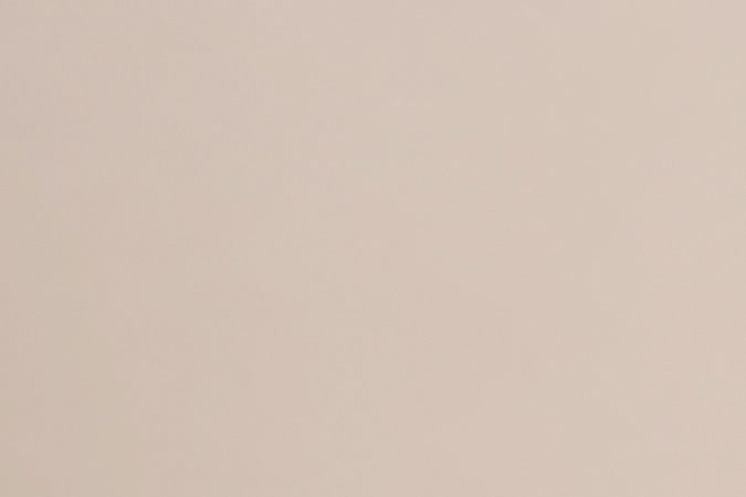 Usa protector solar en tus manos para prevenir los daños solares.