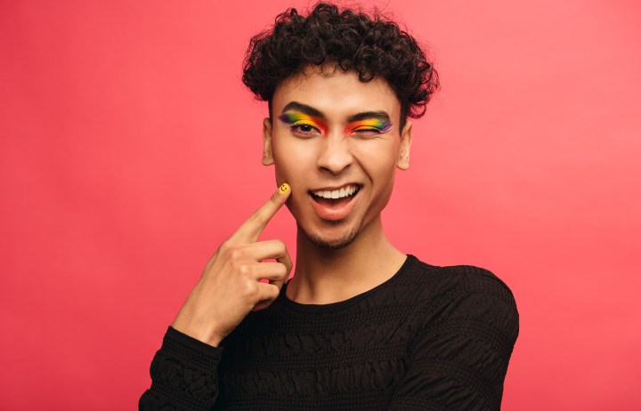 Crea tu look colorido para celebrar el Orgullo LGBT.