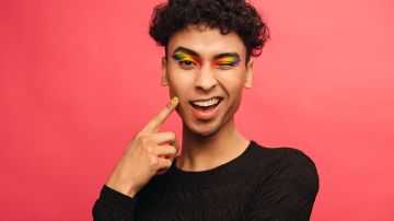 Crea tu look colorido para celebrar el Orgullo LGBT.