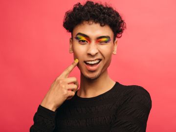 Crea tu look colorido para celebrar el Orgullo LGBT.