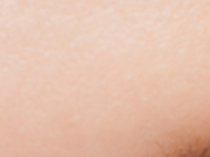 Realiza maquillajes con sombras verdes para resaltar tus ojos.