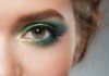 Realiza maquillajes con sombras verdes para resaltar tus ojos.