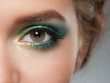 Realiza maquillajes con sombras verdes para resaltar tus ojos.
