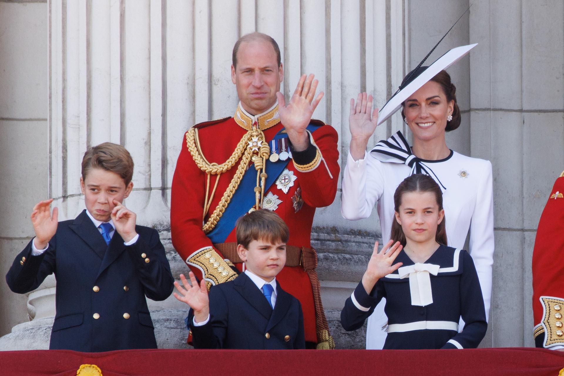 Kate Middleton luce un elegante traje blanco en Trooping The Colour.