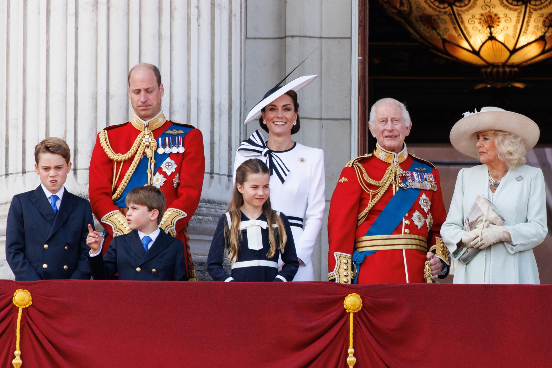 La princesa Kate de Gales acompaña a la familia real en Trooping The Colour.